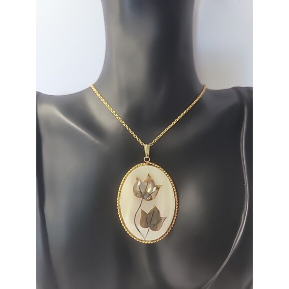 Vintage Gold Tone Mother of Pearl Pendant Necklace Abalone Inlay Leaf Design - Picture 2 of 16